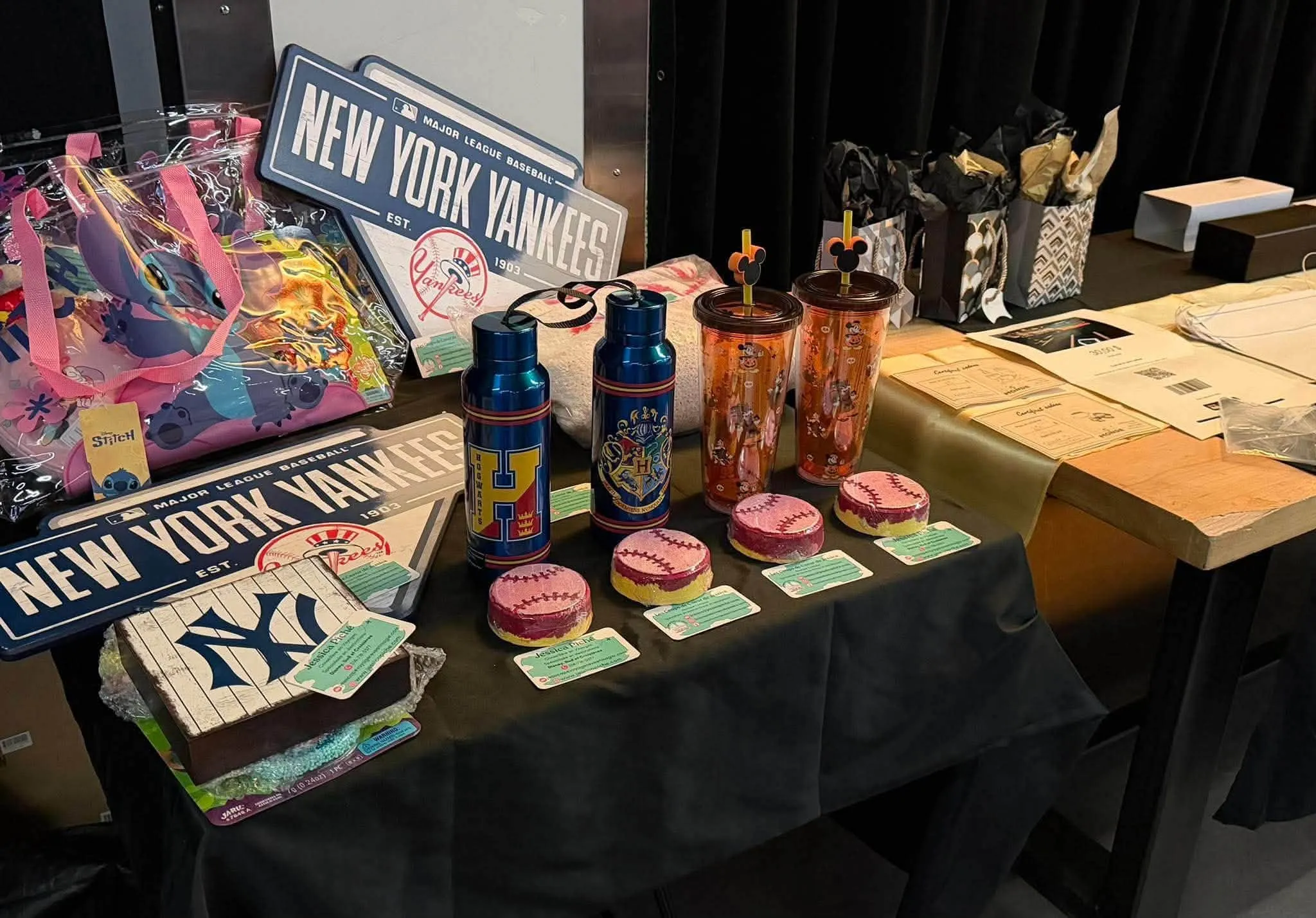 Une table de prix et de certificats-cadeaux, au gala