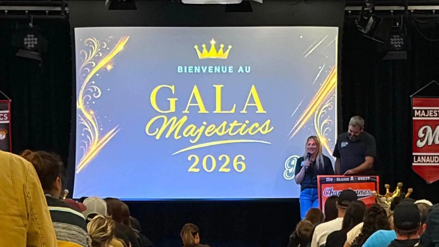 La salle du gala, avec l'écran « Bienvenue au Gala Majestics 2026 » et l'animation au lutrin